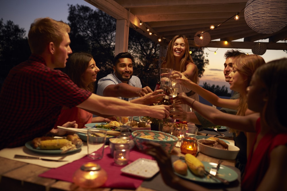 Genießen Sie laue Sommernächte mit Freunden auf Ihrer Terrasse