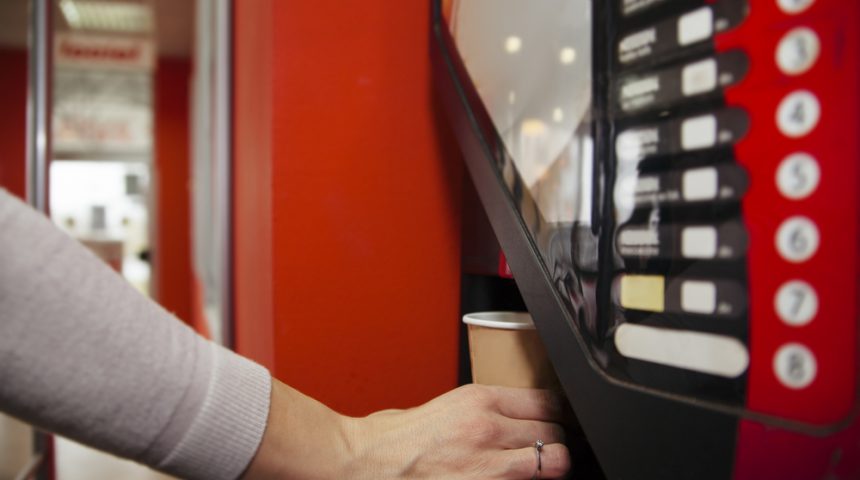 Kaffeevollautomaten mit Münzeinwurf, Karten oder Jetons