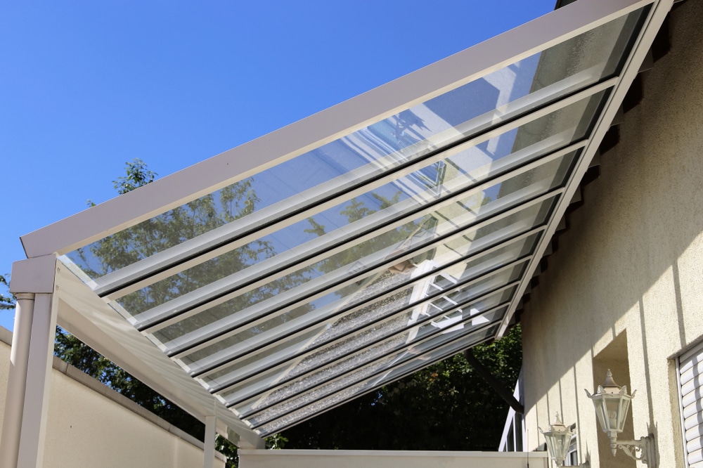 Ein modernes Terrassendach aus Aluminium und Glas